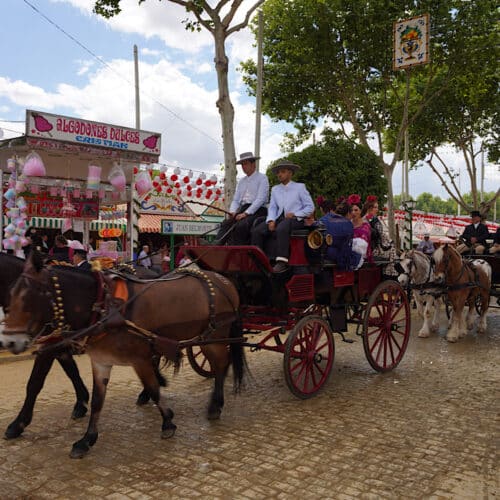 Koetsen rijden af en aan Feria de Abril Sevilla