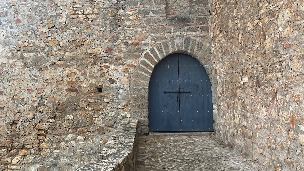 gesloten-deur-castillo-santa-olalla-del-cala-huelva