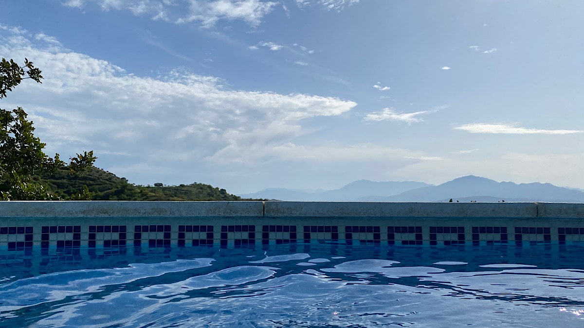 uitzicht-vanuit-zwembad-finca-las-nuevas-alora