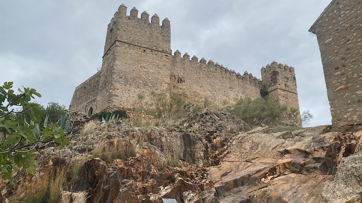 Zijaanzicht-castillo-santa-olalla-del-cala