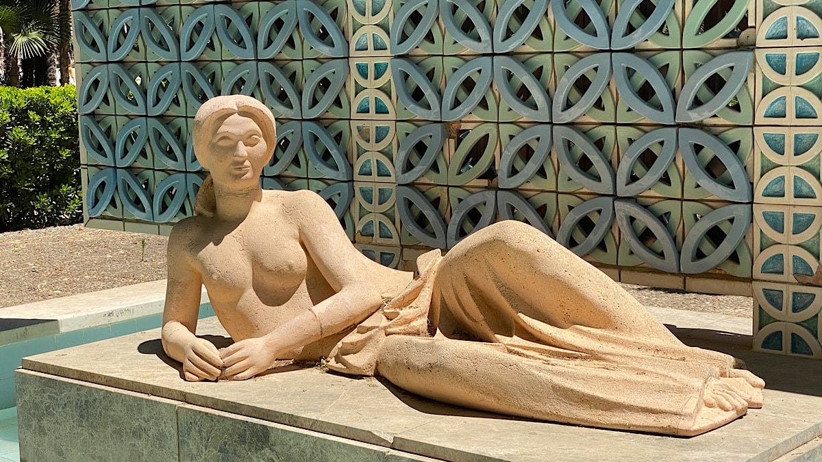 maria-louisa-park-sevilla-standbeeld-vrouw