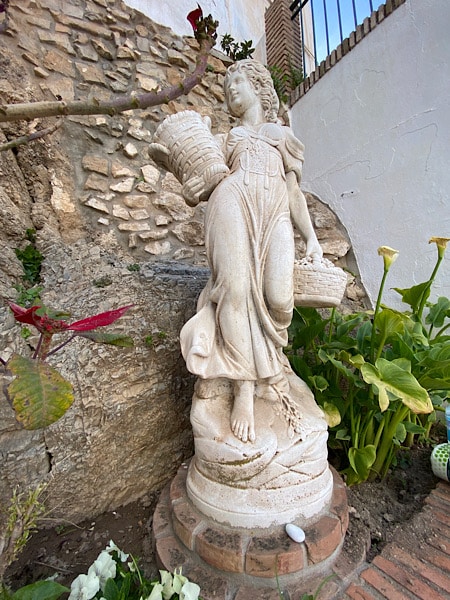 meisje-met-manden-standbeeld-in-competa-wit-dorp