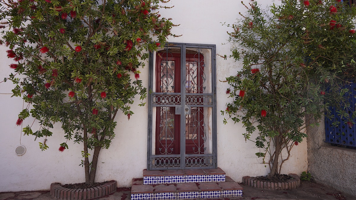 mooie-voordeur-met-kleurrijke-bomen-en-azulejos-in-competa