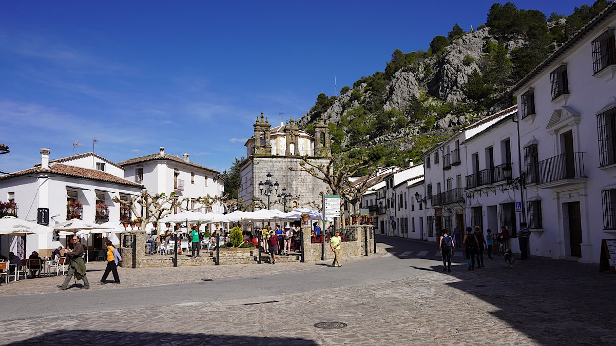 plaza-de-espana-grazalema-met-jezusbeeld-op-heuvel