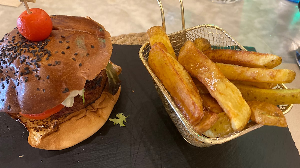 restaurant-la-chumina-vegan-burger-en-frites