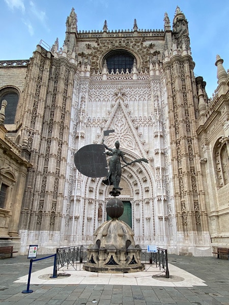 standbeeld-voor-kathedraal-sevilla