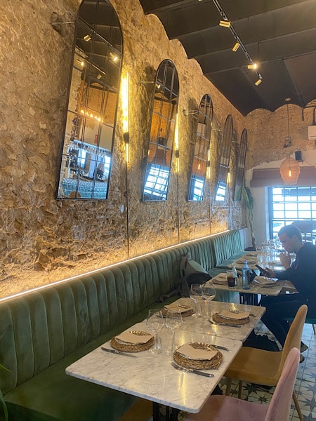stenen-muren-spiegels-zacht-banken-en-stoelen-restaurant-la-chuminá