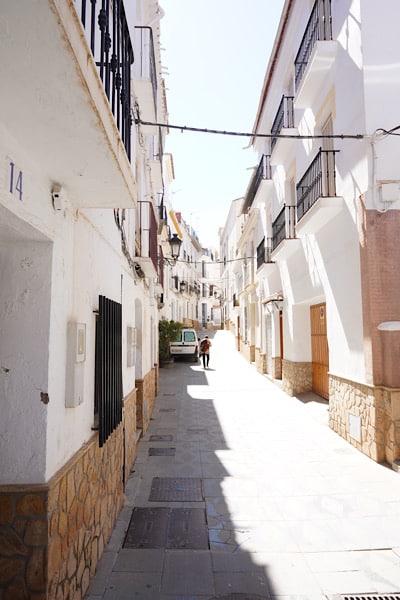 straatje-wit-dorp-competa-malaga-andalusie