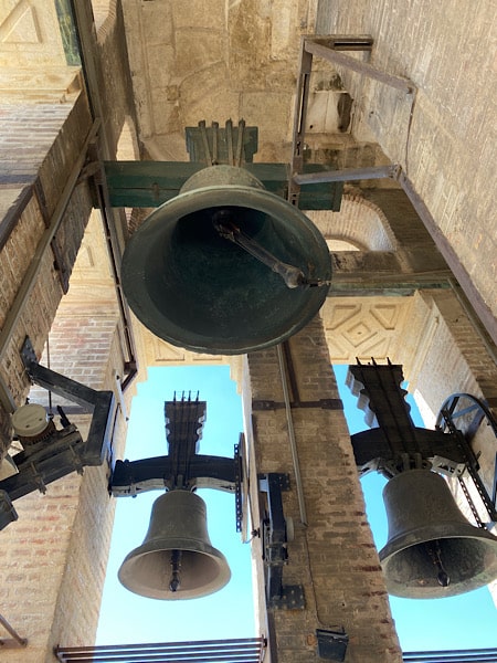 klokken-in-de-giralda-toren-kathedraal-sevilla