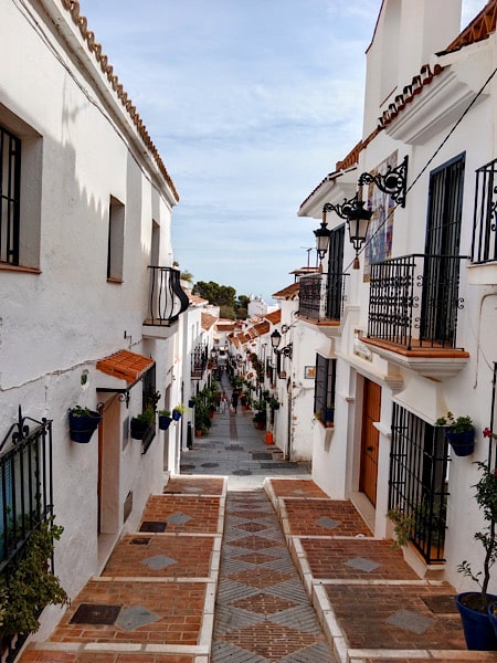 smal-straatje-witte-huizen-andalusie