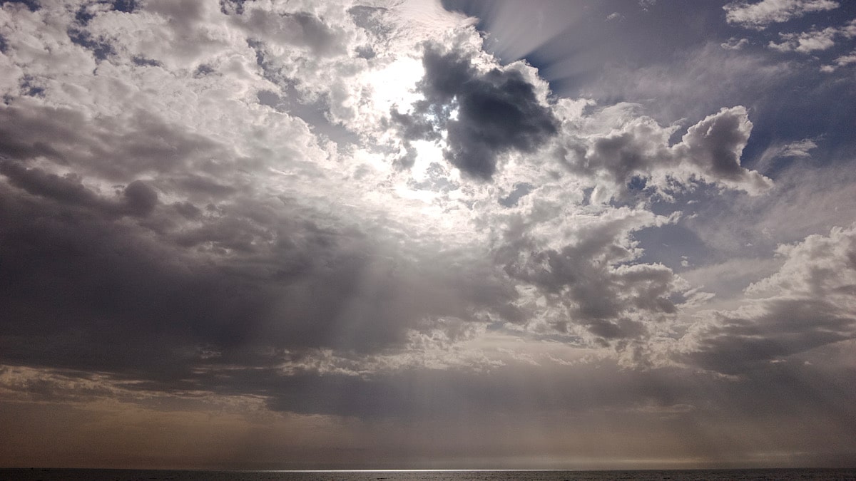 zonsondergang-wolken-boven-zee-andalusie