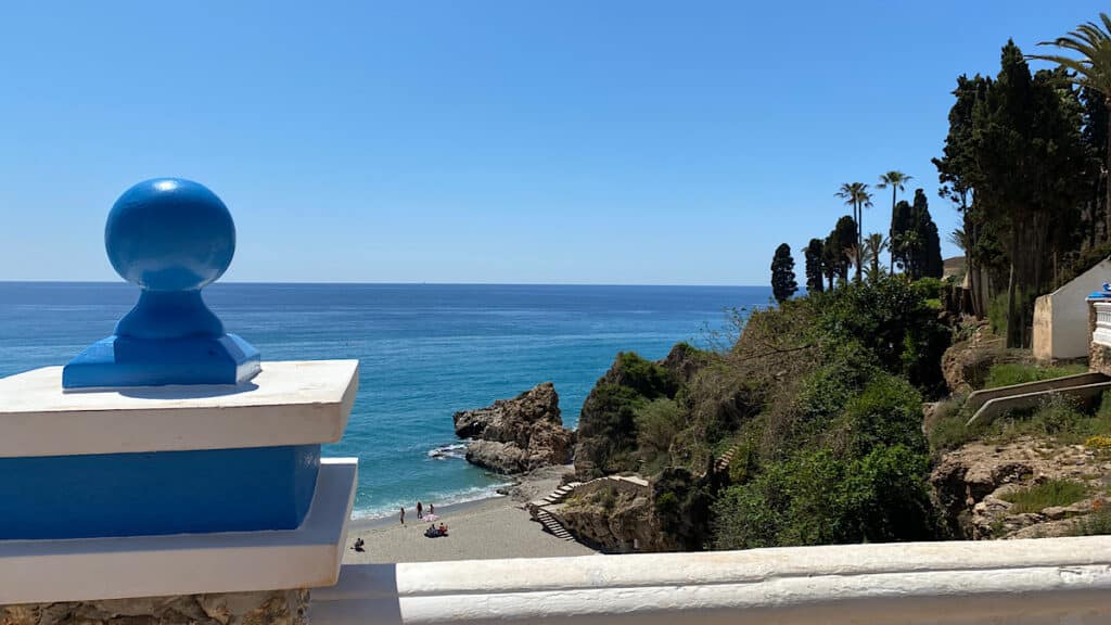 zicht-op-strand-nerja