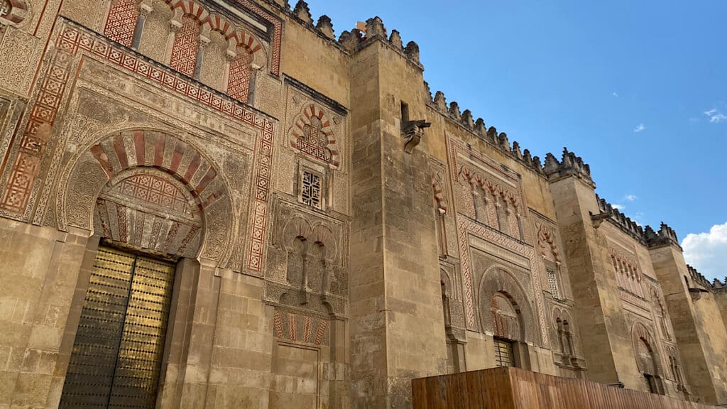zijkant-mezquita-cordoba-bezienswaardigheden-andalusie