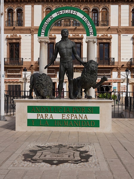 Standbeeld van het wapen op de Andalusische vlag - Ronda