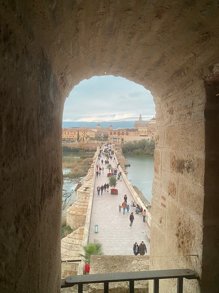 uitzicht-op-de-puente-romano-de-cordoba-vanuit-torre-de-la-calahorra