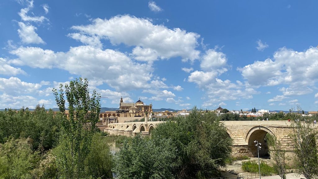 uitzicht-op-puente-romano-de-cordoba