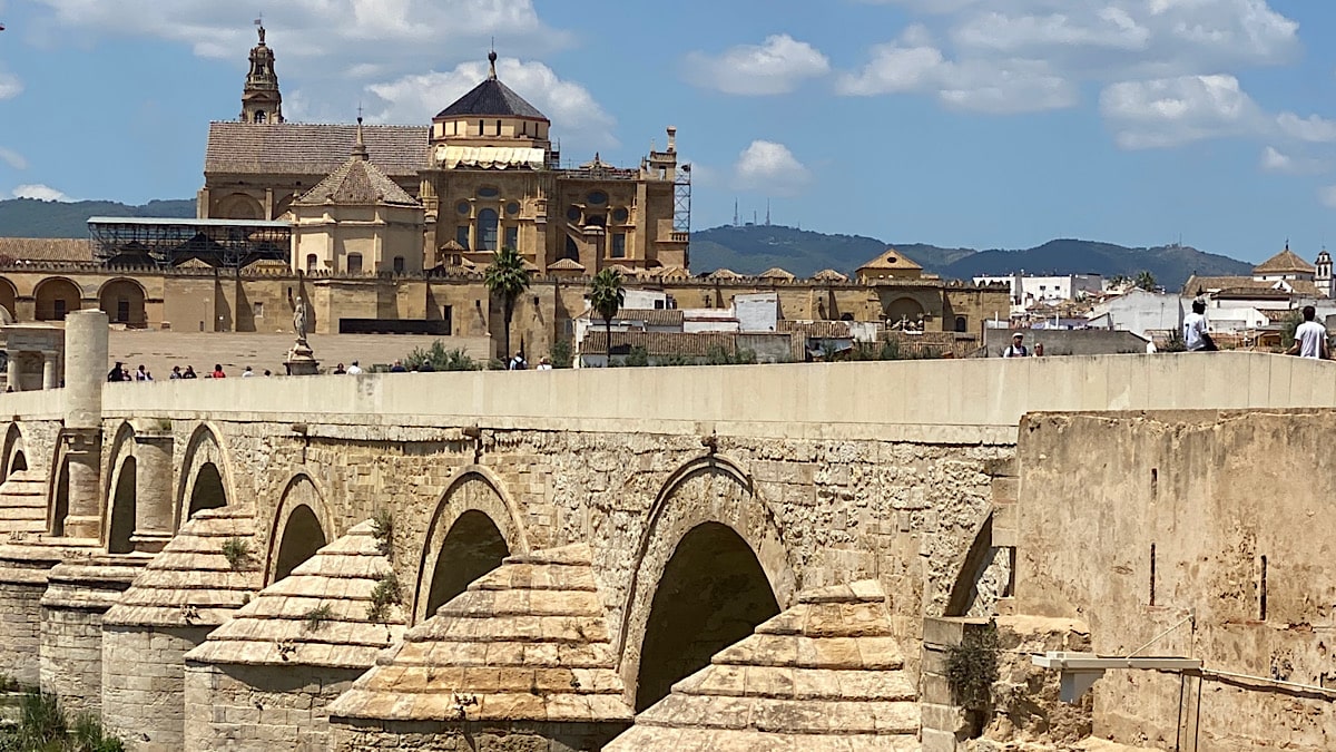 zijaanzicht-van-de-puente-romano-de-cordoba