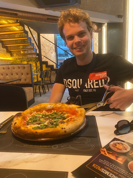 bart-met-napolitaanse-pizza