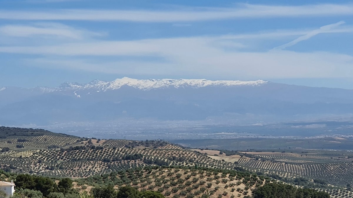 montefrio-zicht-op-besneeuwde-toppen-sierra-nevada