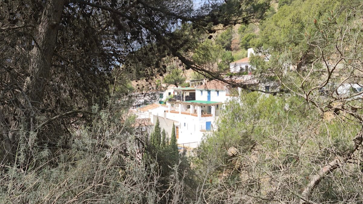 zicht-vanaf-weg-op-el-acebuchal-wit-dorp-andalusie
