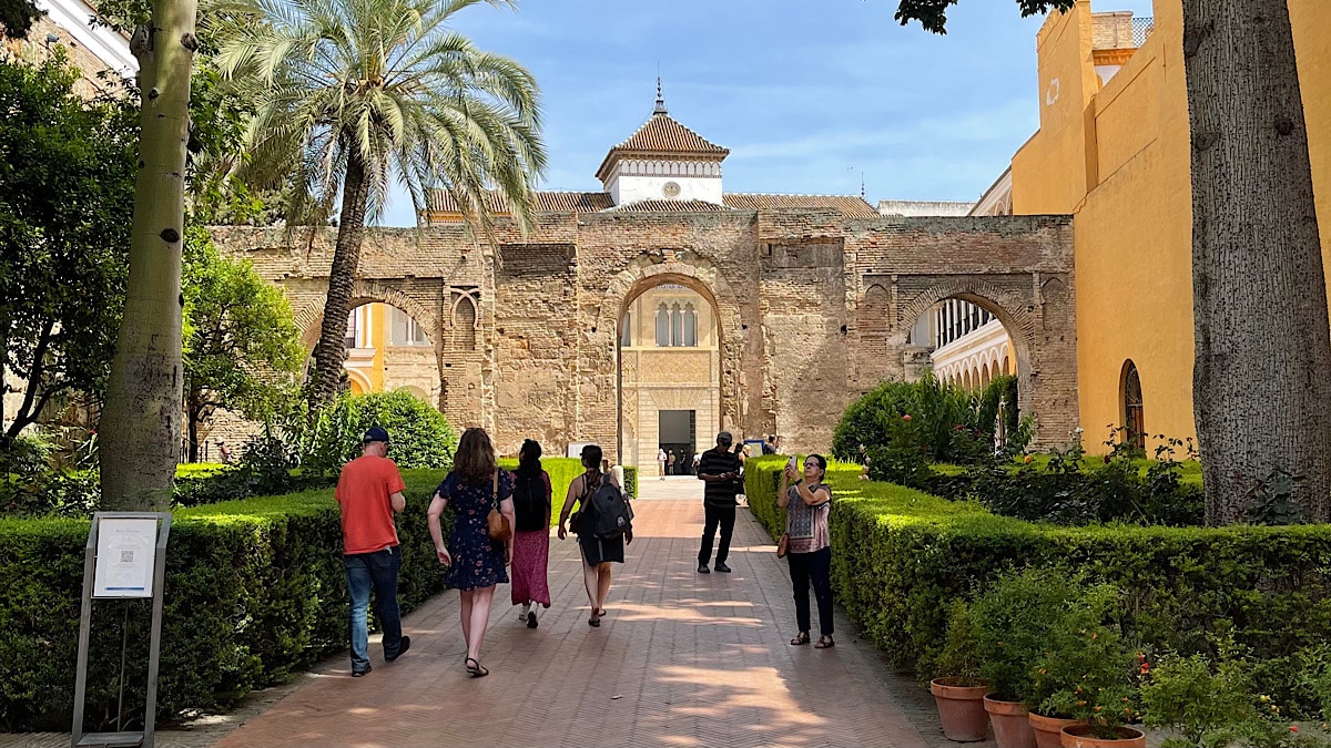 blik-op-patio-del-leon-sevilla-real-alcazar