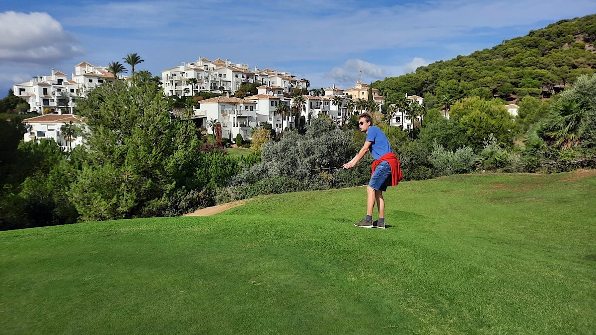 bart-tijdens-het-chippen-op-de-golfbaan