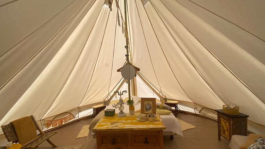 de-binnenkant-van-glamping-tent-amarillo