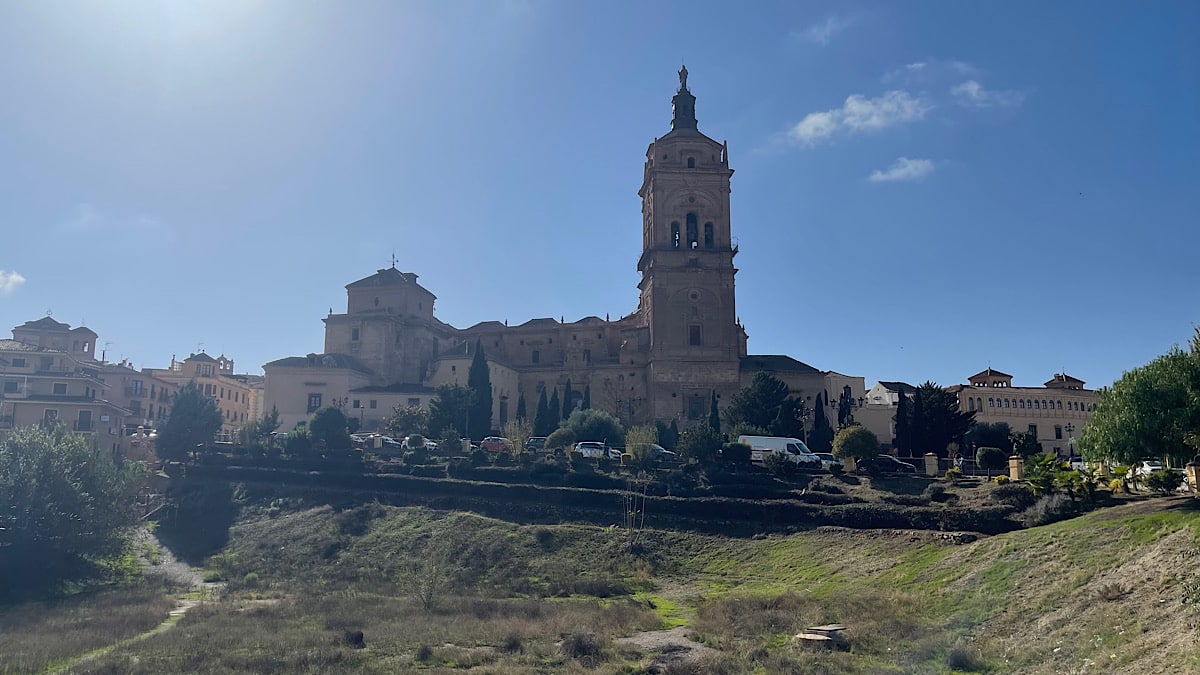 de-kathedraal-van-guadix-van-een-afstand