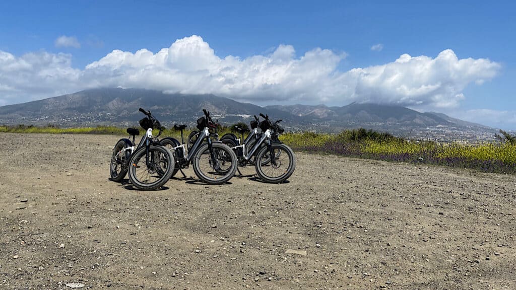 de-mountainbikes-van-creavonturas-geparkeerd-op-een-uitkijkpunt