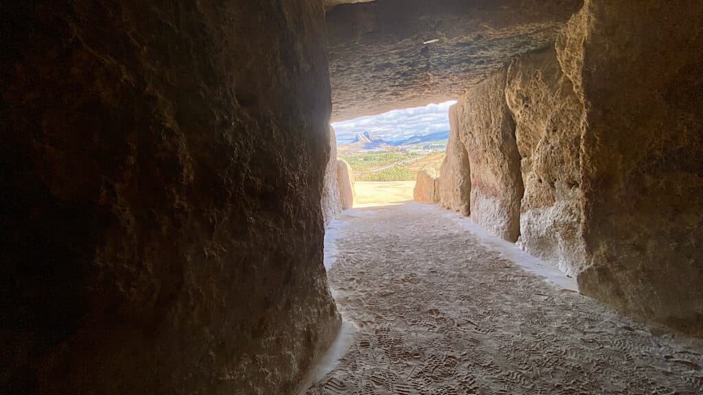 dolmen-de-menga-met-zicht-op-pena-de-los-enamorados