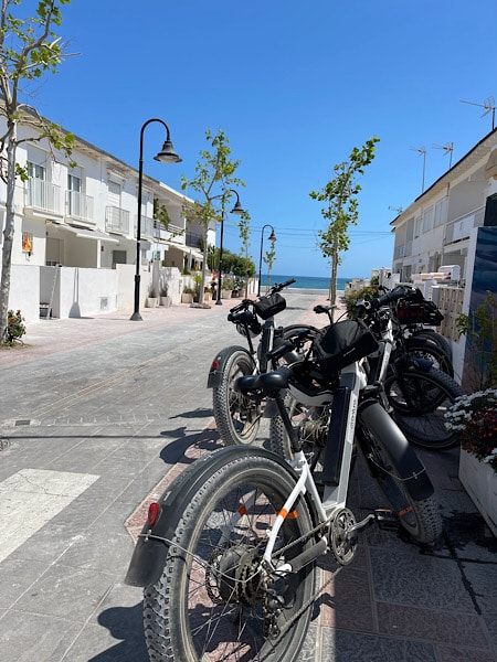 fietsen-geparkeerd-bij-het-strand