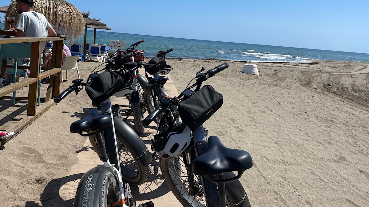 fietstour-creavonturas-mountainbikes-geparkeerd-aan-het-strand