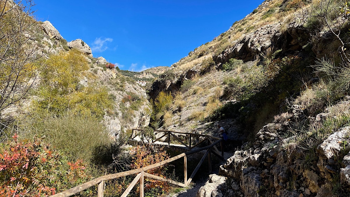 fraai-wandelpad-door-el-sendero-de-la-cerrada-del-rio