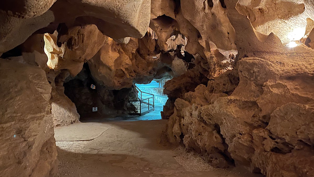 fraaie-stalagmieten-in-de-grot