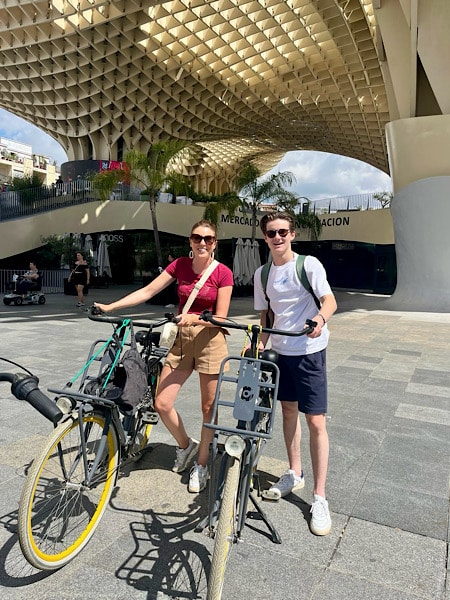 met-een-klant-op-de-fiets-in-sevilla