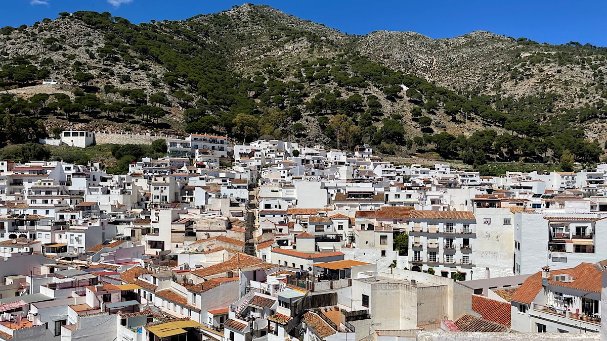 mijas-gelegen-tegen-de-bergen