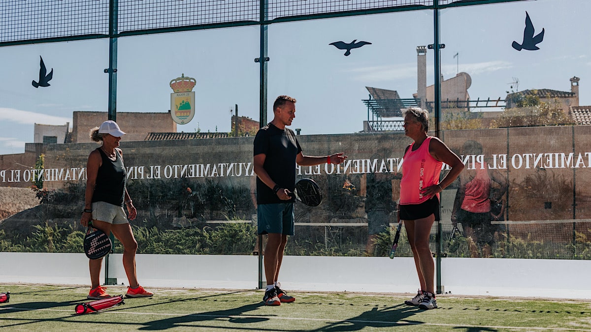 padeltrainer-danny-geeft-uitleg-padelweekend-bij-casa-del-patio