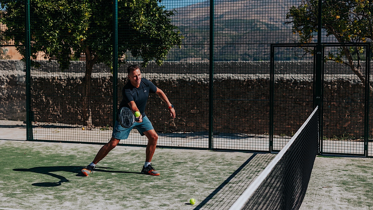 padeltrainer-danny-in-actie-op-de-padelbaan-in-pinos-del-valle