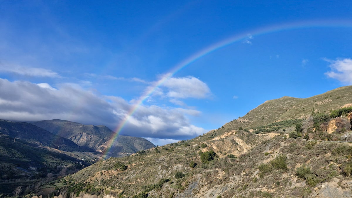 prachtige-omgeving-met-regenboog