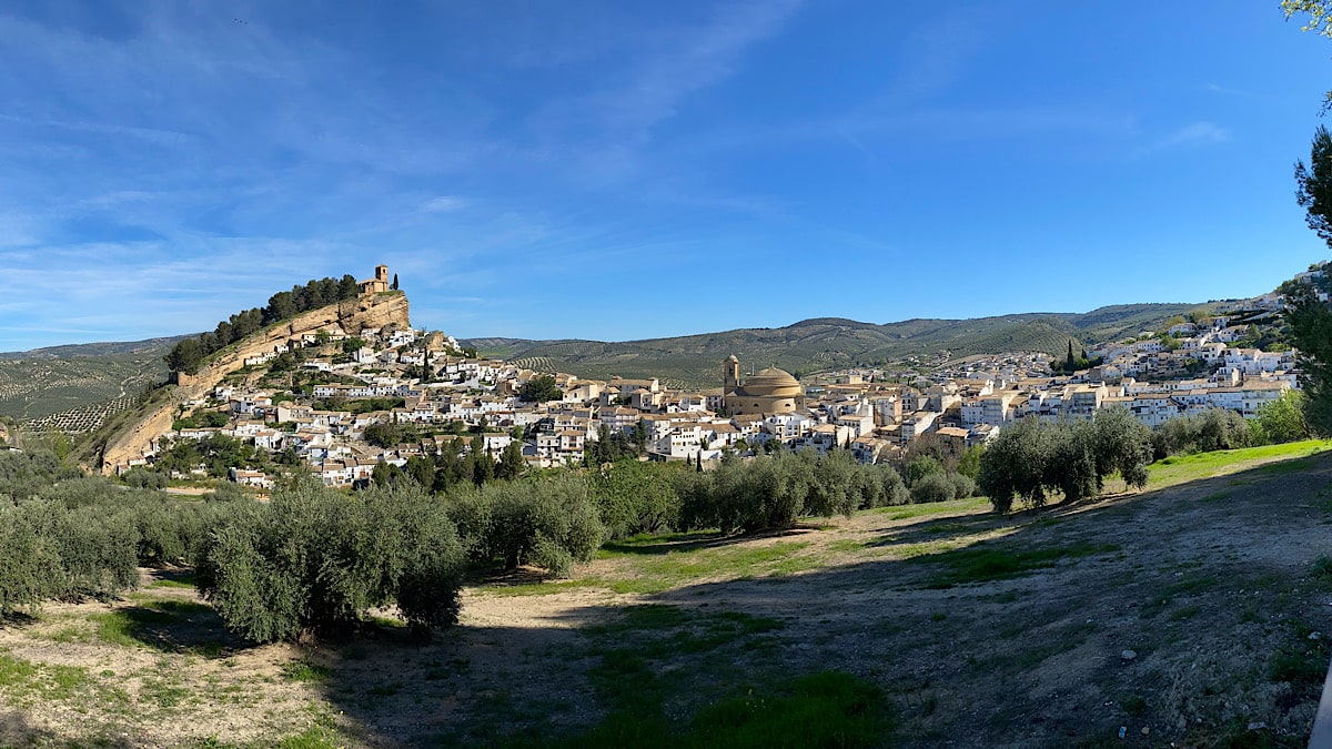 prachtig-uitzicht-over-montefrio-een-wit-dorp-in-granada-andalusie