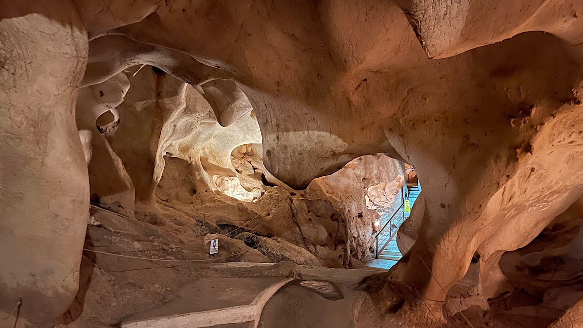 roodachtige-rotsformaties-in-cueva-del-tesoro
