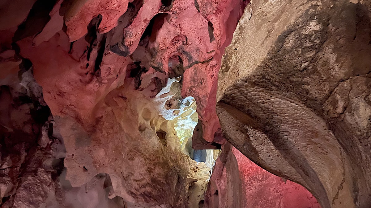roodactige-rotsformaties-in-cueva-del-tesoro