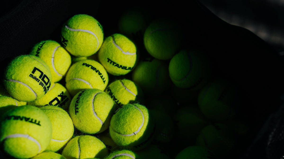 tennisballen-voor-een-potje-padel-in-andalusie