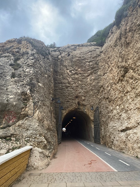 wandelen-door-de-tunnels-van-rincon-de-la-victoria