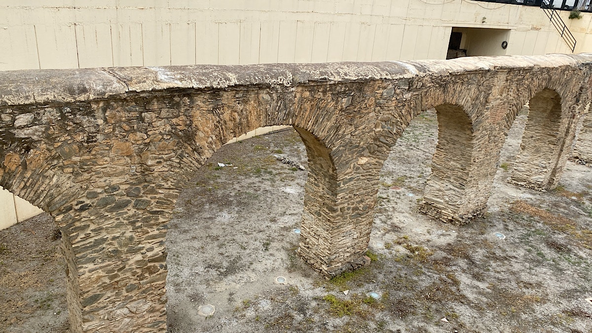 deel-acuaducto-romano-in almunejar-andalusie