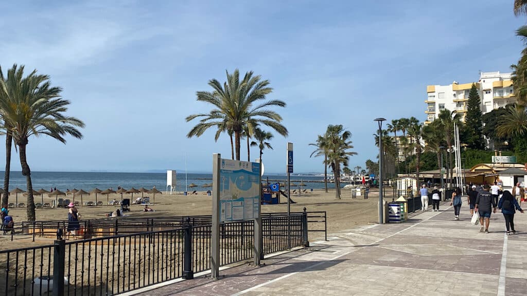 hoogbouw-aan-de-kust-breed-strand- marbella