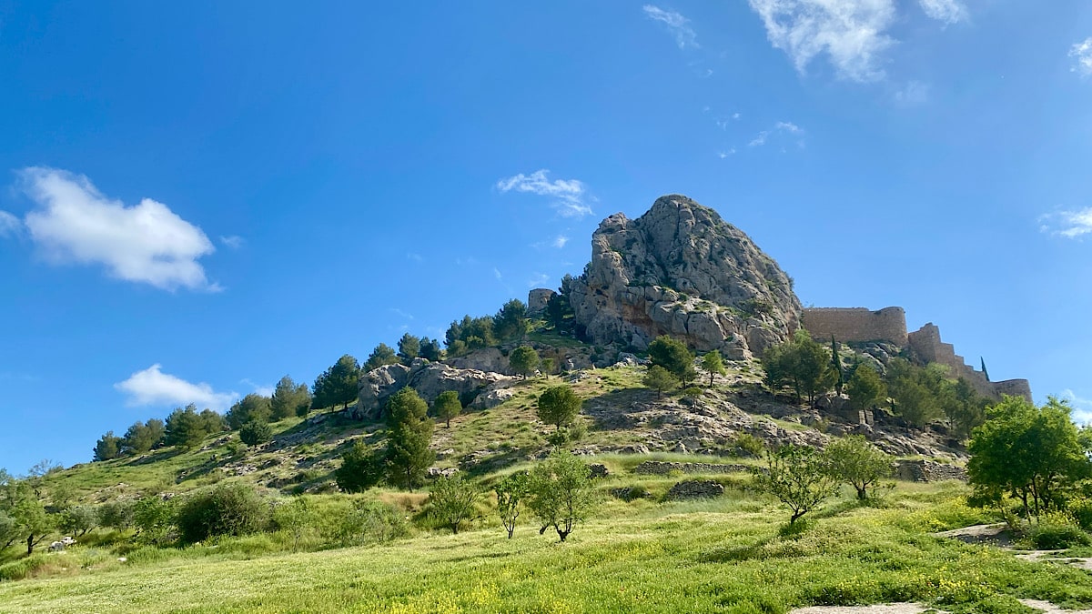 moclin-granada-andalusie-uitzicht-bergen-en-kasteel