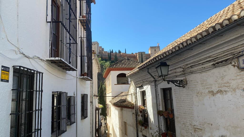 smal-straatje-met-uitzicht-op-het-alhambra-granada
