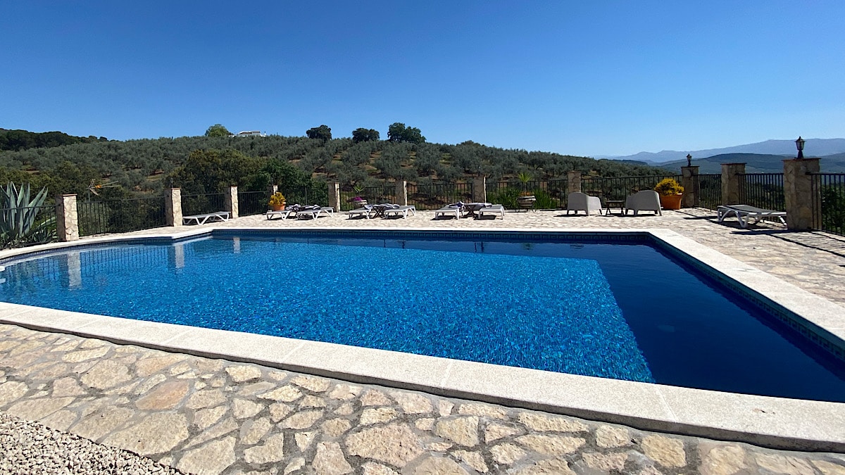 zwembad-met-uitzicht-hacienda-la-buena-vida-algarinejo