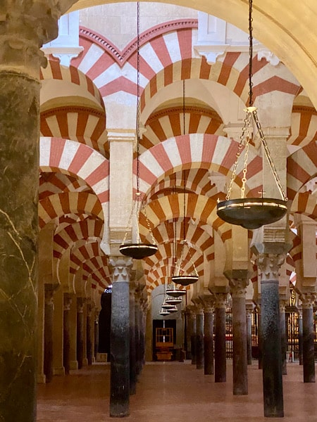 mezquita-interieur-rood-witte-bogen